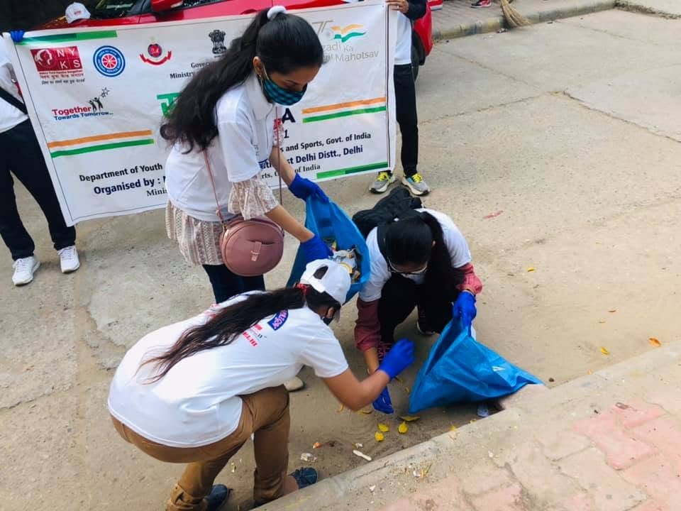 Volunteers taking part in a cleanliness drive